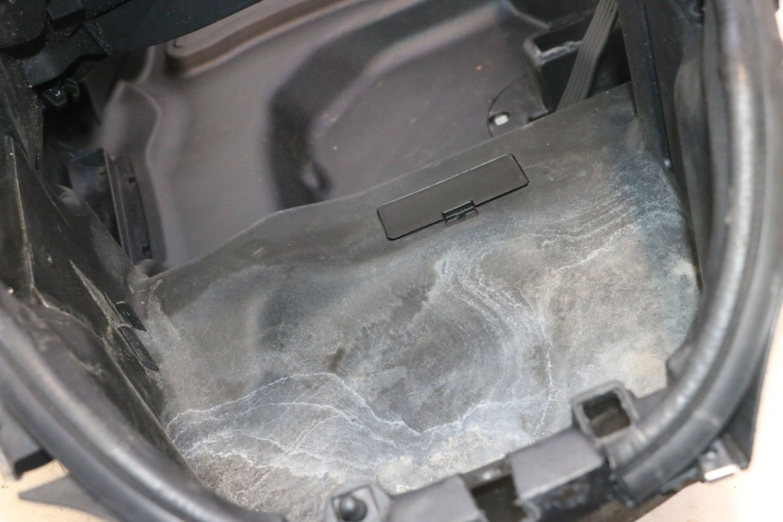 photo de CAJA DEL ASIENTO PIAGGIO MP3 500 (2011 - 2015) - Detalles de los puntos de fijación