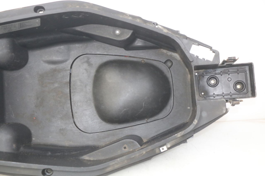 photo de ASIENTO DE ALMACENAMIENTO GILERA NEXUS 125 (2007 - 2009) - Zoom sobre los componentes
