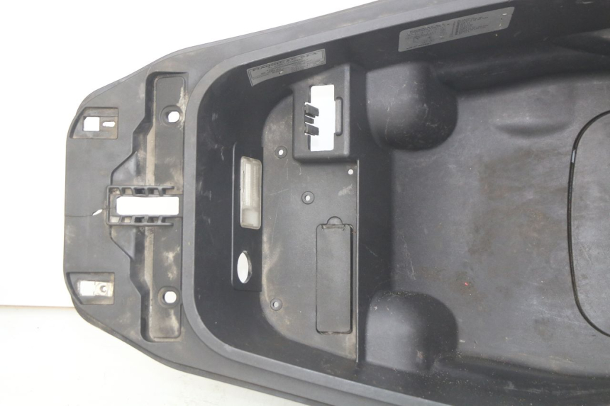 photo de ASIENTO DE ALMACENAMIENTO GILERA NEXUS 125 (2007 - 2009) - Primer plano de alta resolución