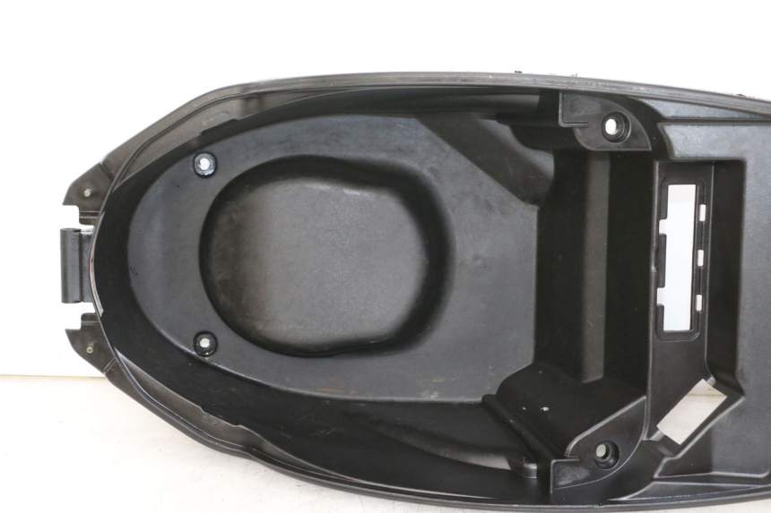 photo de ASIENTO COFRE PEUGEOT STREETZONE 4T 50 (2018 - 2023) - Detalles de los puntos de fijación