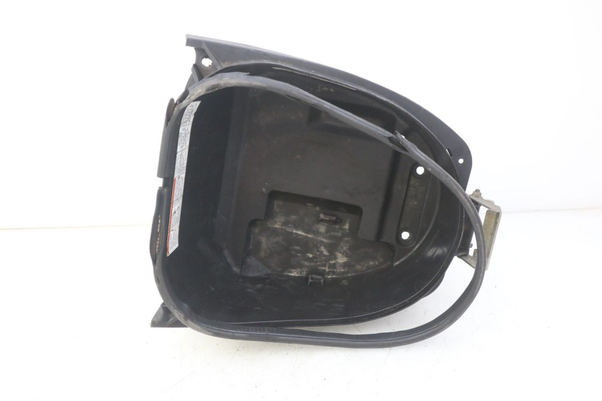 photo de CAJA DEL ASIENTO SUZUKI SIXTEEN 125 (2008 - 2010) - Detalle de la pieza