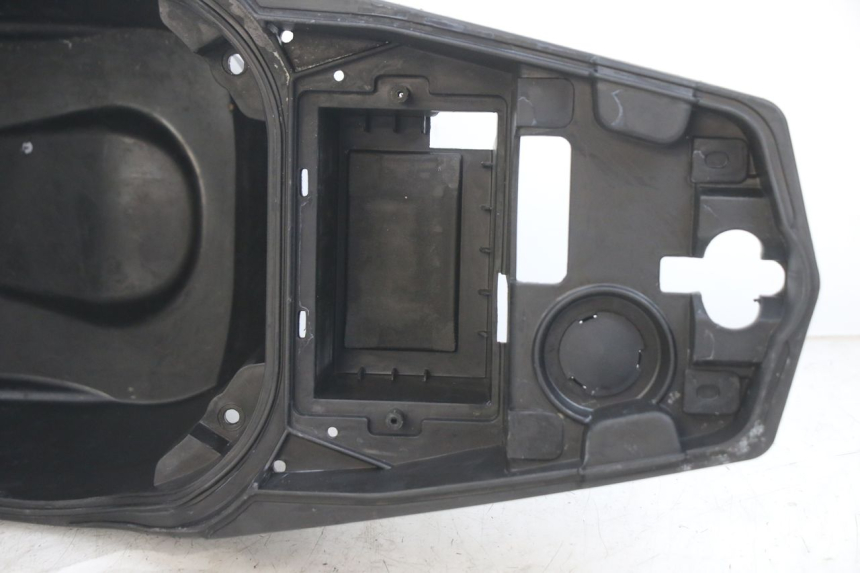 photo de CAJA DEL ASIENTO PEUGEOT SPEEDFIGHT 4 4T 50 (2015 - 2020) - Detalle de la pieza