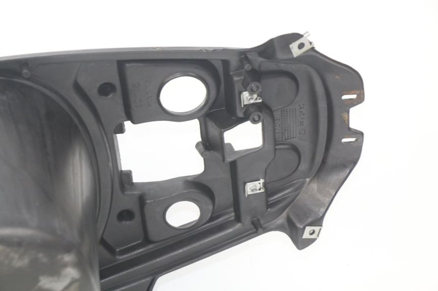 photo de CAJA DEL ASIENTO APRILIA SR LC 50 (1997 - 2004) - Detalles de los puntos de fijación