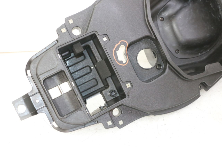 photo de ASIENTO COFRE APRILIA SXR 50 (2021 - 2023) - Zoom sobre los componentes