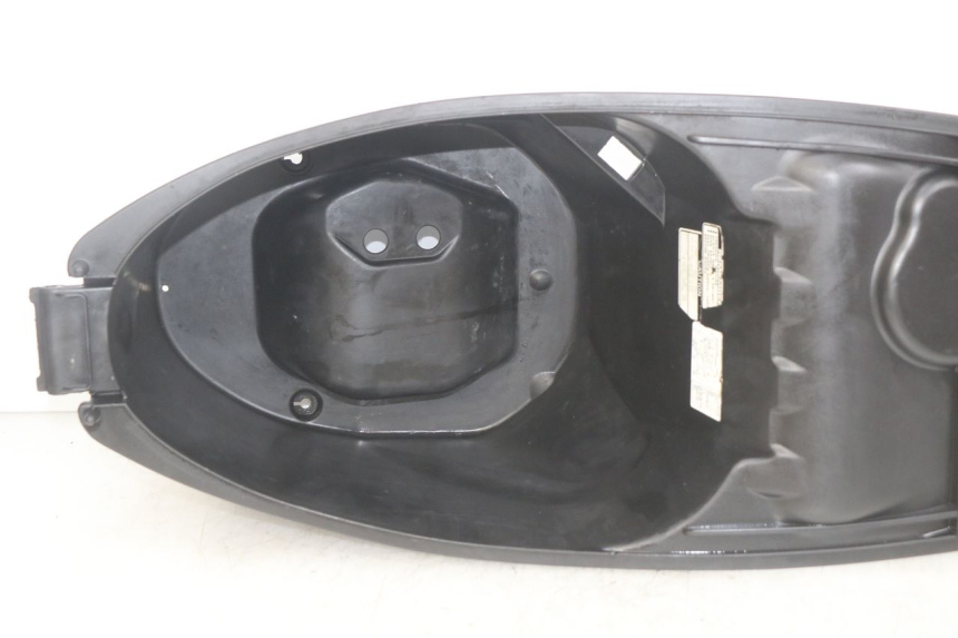 photo de ASIENTO DE ALMACENAMIENTO SYM SYMPHONY 125 (2009 - 2015) - Primer plano técnico