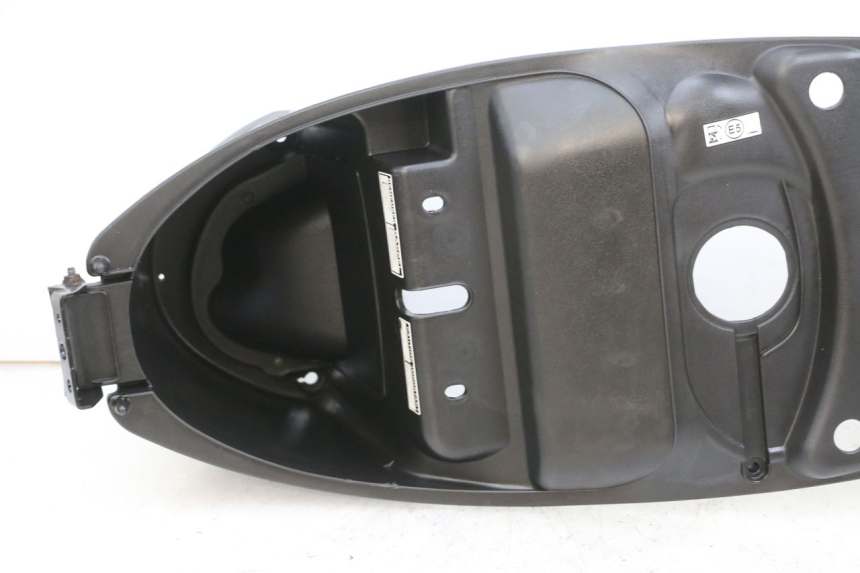 photo de ASIENTO COFRE PEUGEOT TWEET PRO EFI 4T 50 (2021 - 2022) - Estado de la superficie y material