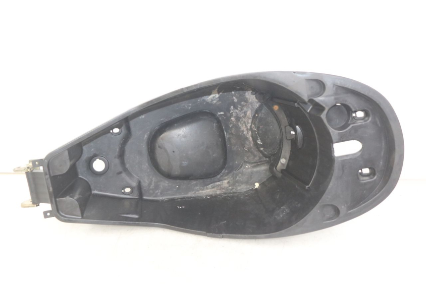 photo de CAJA DEL ASIENTO PEUGEOT VIVACITY NEW 4T 50 (2008 - 2017) - Detalle de la pieza