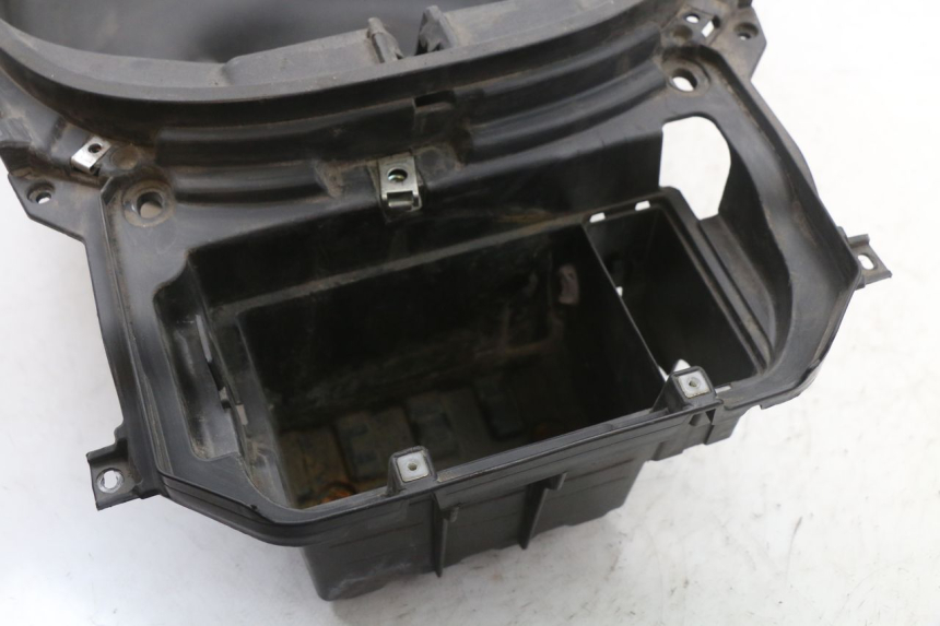 photo de CAJA DEL ASIENTO PIAGGIO X10 125 (2012 - 2017) - Detalle de la pieza