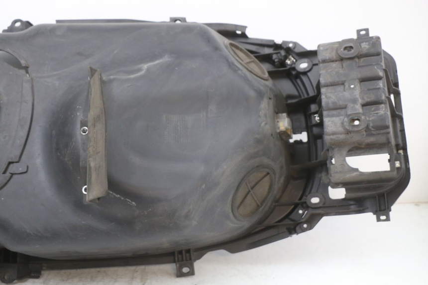 photo de CAJA DEL ASIENTO PIAGGIO X10 125 (2012 - 2017) - Zoom sobre los componentes
