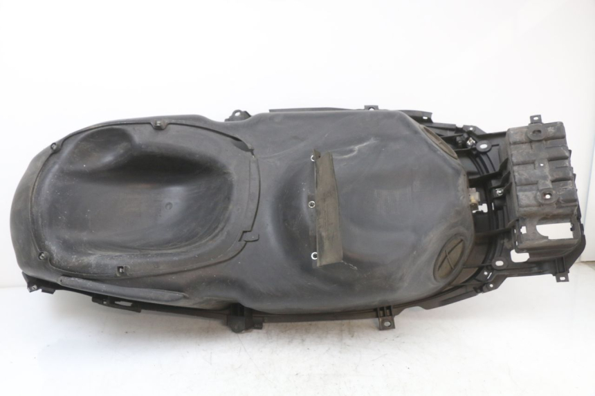 photo de CAJA DEL ASIENTO PIAGGIO X10 125 (2012 - 2017) - Primer plano técnico