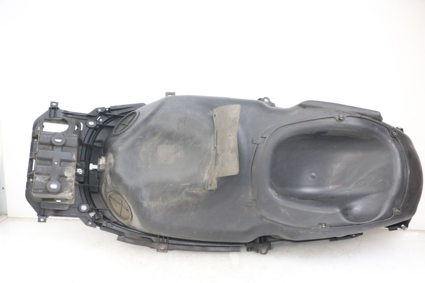 photo de CAJA DEL ASIENTO PIAGGIO X10 125 (2012 - 2017) - Primer plano técnico
