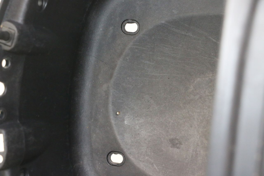 photo de ASIENTO COFRE PIAGGIO X8 STREET 125 (2006 - 2007) - Zoom sobre los componentes