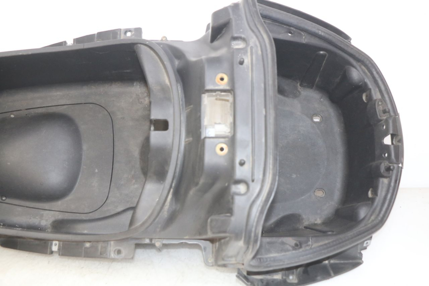 photo de ASIENTO DE ALMACENAMIENTO PIAGGIO X8 125 (2004 - 2007) - Detalles de los puntos de fijación