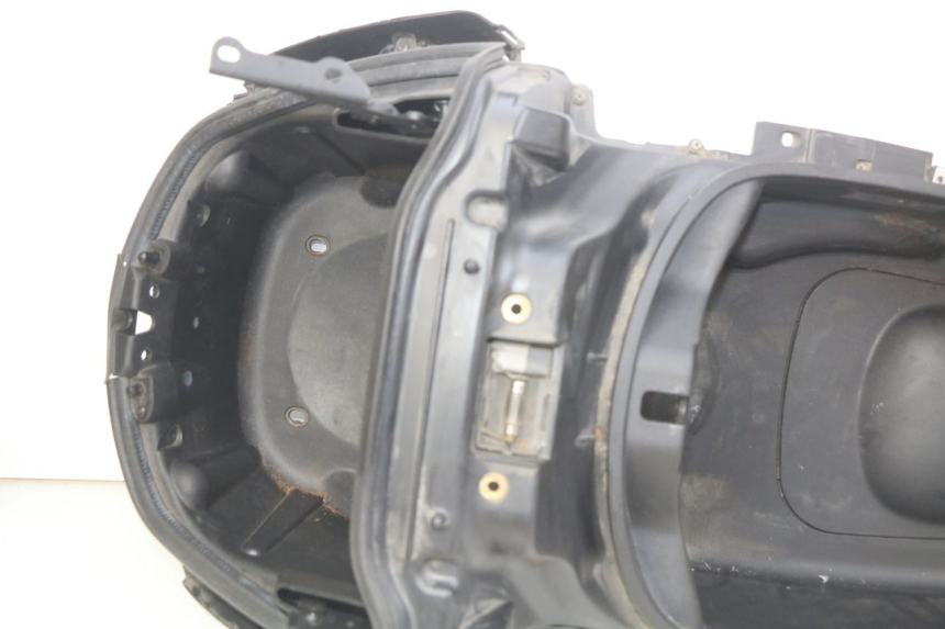 photo de ASIENTO DE ALMACENAMIENTO PIAGGIO XEVO - X EVO 125 (2007 - 2017) - Detalles de los puntos de fijación