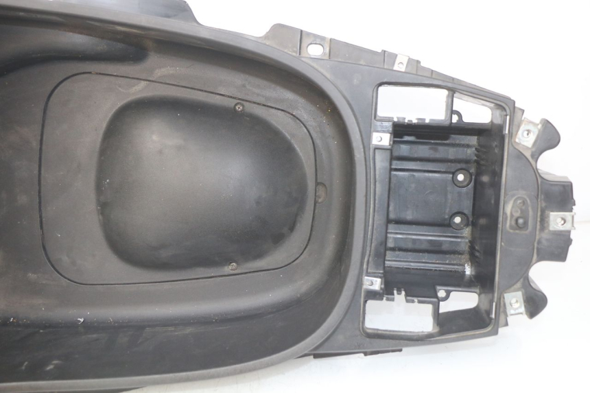 photo de ASIENTO DE ALMACENAMIENTO PIAGGIO XEVO - X EVO 125 (2007 - 2017) - Estado de la superficie y material