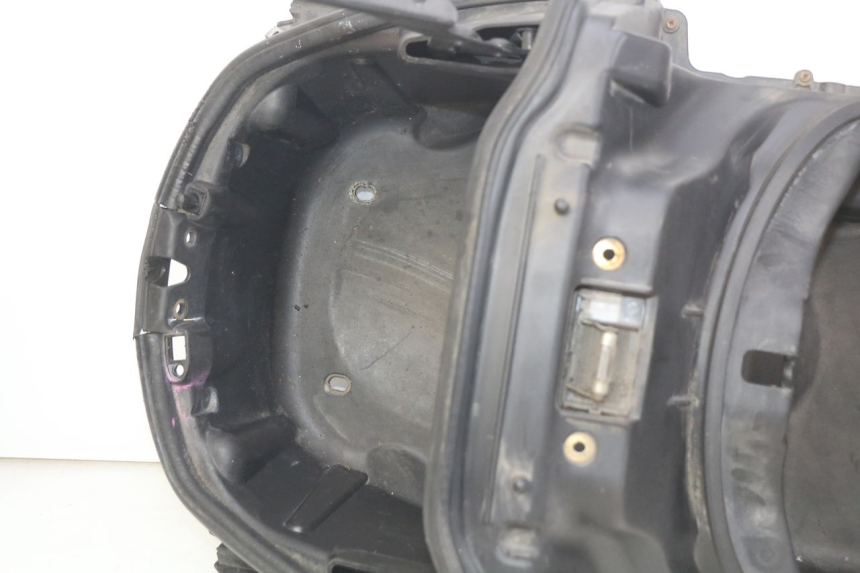 photo de ASIENTO DE ALMACENAMIENTO PIAGGIO XEVO - X EVO 125 (2007 - 2017) - Estado de la superficie y material
