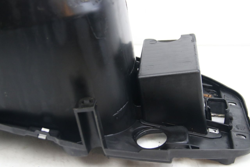 photo de CAJA DEL ASIENTO PIAGGIO ZIP 2T 50 (2009 - 2019) - Detalles de los puntos de fijación