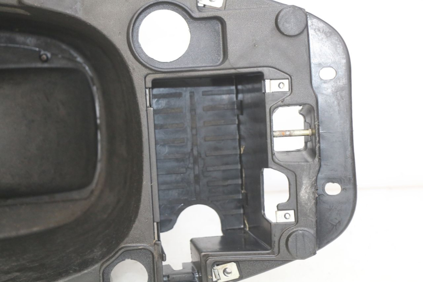 photo de CAJA DEL ASIENTO PIAGGIO ZIP 2T 50 (2009 - 2019) - Detalles de los puntos de fijación