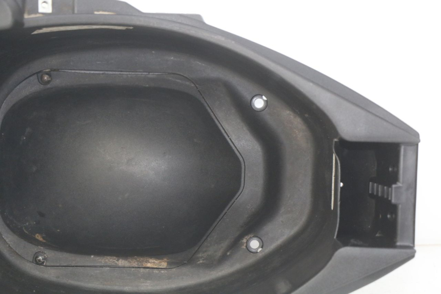 photo de CAJA DEL ASIENTO PIAGGIO ZIP 4T 50 (2018 - 2020) - Primer plano técnico