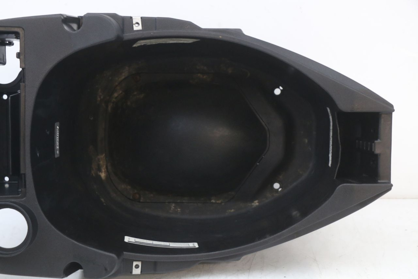photo de CAJA DEL ASIENTO PIAGGIO ZIP 4T 50 (2018 - 2020) - Primer plano técnico