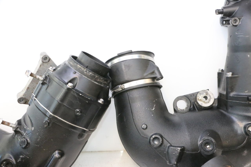 photo de COLECTOR YAMAHA WAVE RUNNER GP R 1200 (2000 - 2003) - Enfoque en la estructura