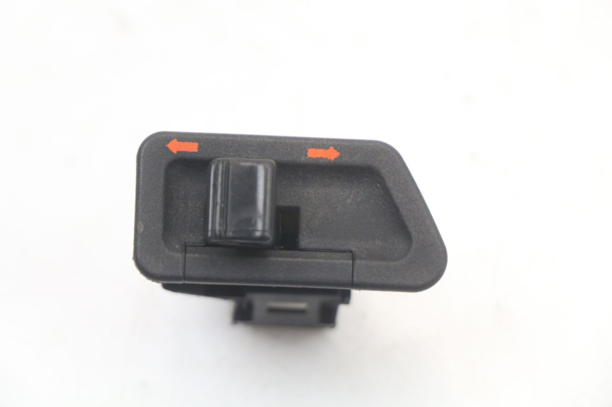 photo de INTERRUPTOR DE INTERMITENTES HONDA FES PANTHEON 2T 125 (1998 - 2002) - Detalle de la pieza