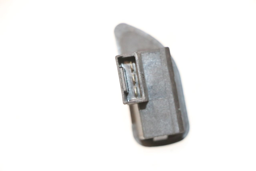 photo de INTERRUPTOR DE INTERMITENTES PIAGGIO LIBERTY IGET 4T 50 (2015 - 2020) - Otra perspectiva