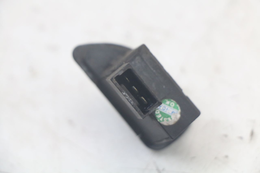 photo de INTERRUPTOR DE INTERMITENTES. PIAGGIO LIBERTY 125 (2009 - 2013) - Primer plano técnico