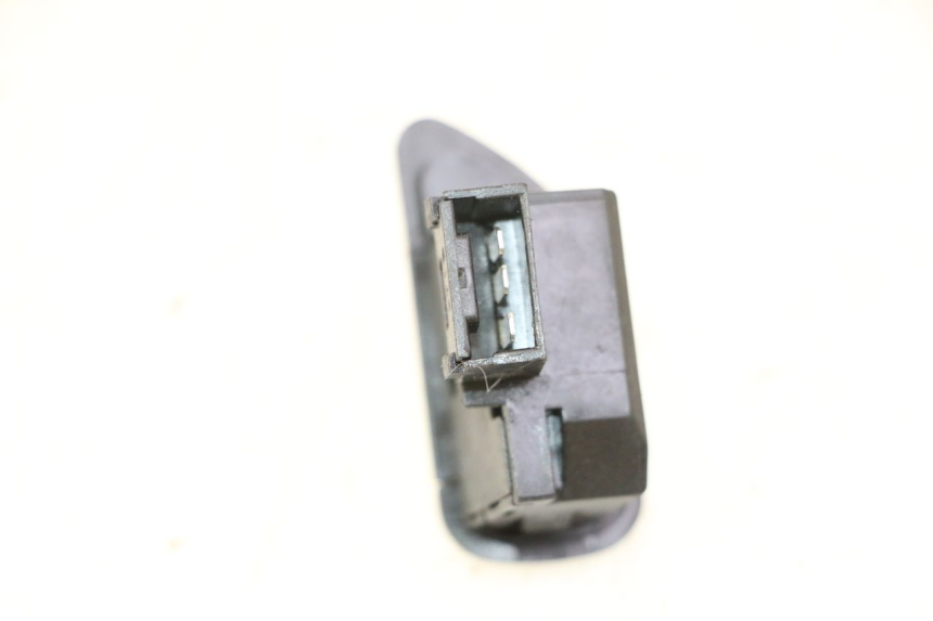 photo de CONMUTADOR INTERMITENTE PIAGGIO MP3 HPE 310 (2024 - 2025) - Zoom estado de uso