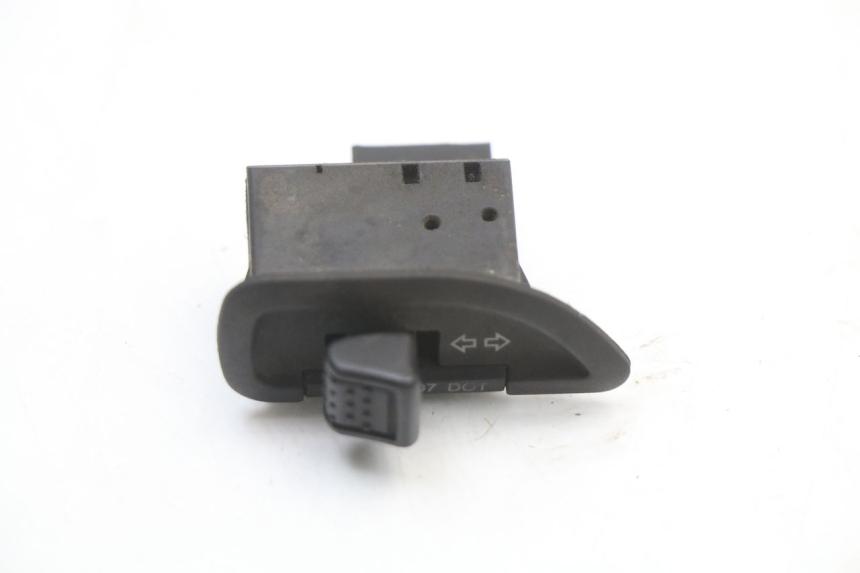 photo de INTERRUPTOR DE INTERMITENTES PIAGGIO NEW TYPHOON 50 (2018 - 2021) - Detalle de la pieza