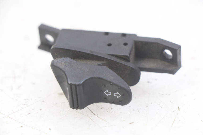 photo de INTERRUPTOR DE INTERMITENTES PIAGGIO VESPA LX 2T 50 (2005 - 2013) - Otra perspectiva