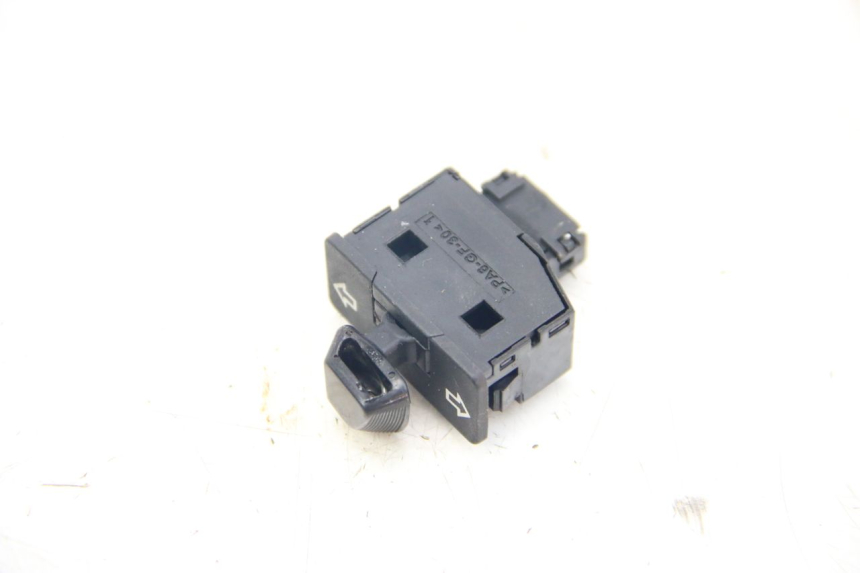 photo de INTERRUPTOR DE INTERMITENTES HONDA VISION NSC R 50 (2013 - 2015) - Zoom estado de uso