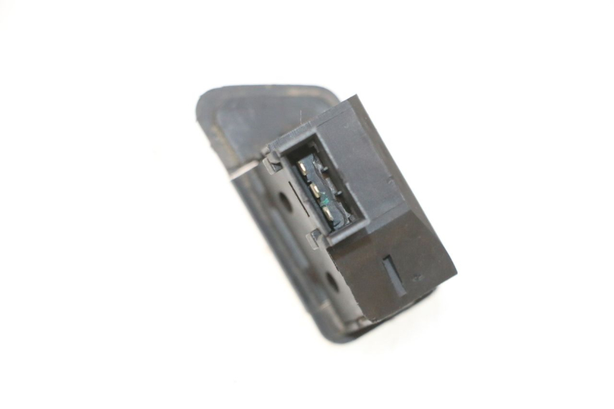 photo de INTERRUPTOR DE INTERMITENTES YAMAHA XMAX X-MAX 125 (2006 - 2009) - Zoom estado de uso