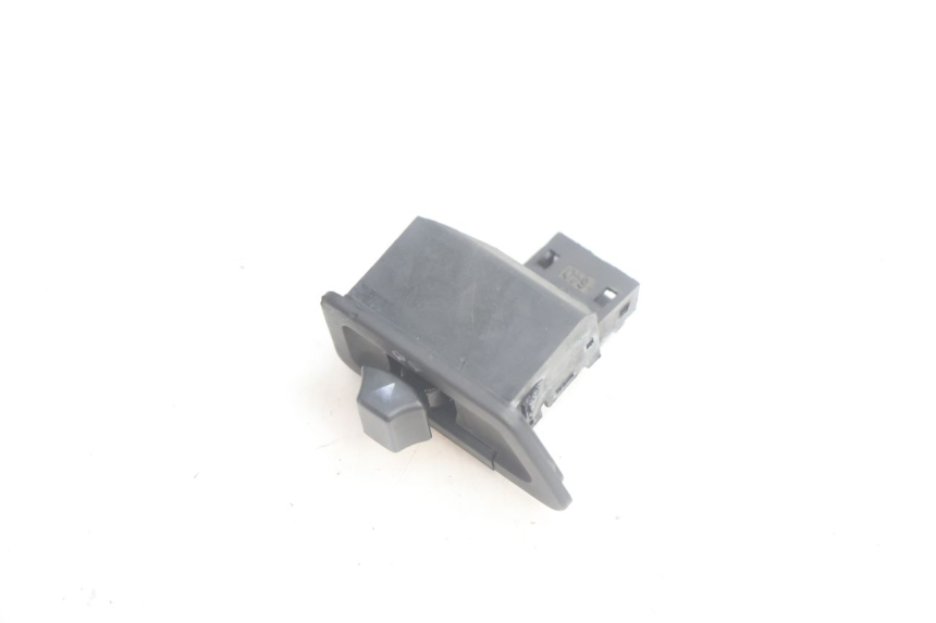 photo de INTERRUPTOR DE INTERMITENTES YAMAHA XMAX X-MAX 125 (2006 - 2009) - Detalle de la pieza