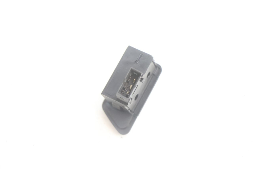 photo de INTERRUPTOR DE INTERMITENTES YAMAHA XMAX X-MAX 125 (2006 - 2009) - Otra perspectiva