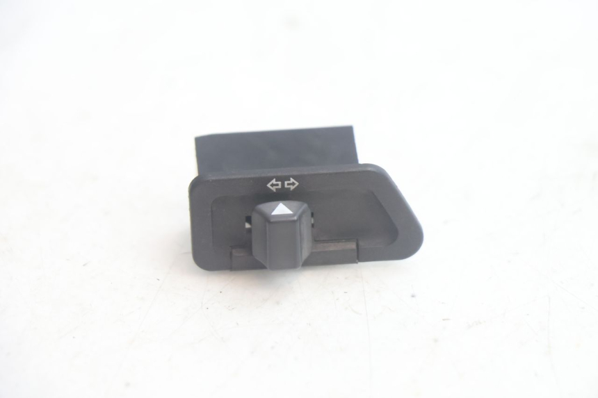 photo de INTERRUPTOR DE INTERMITENTES YAMAHA XMAX X-MAX 125 (2006 - 2009) - Vista principal