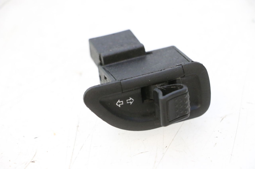 photo de INTERRUPTOR DE INTERMITENTES PIAGGIO ZIP 2T 50 (2009 - 2019) - Otra perspectiva