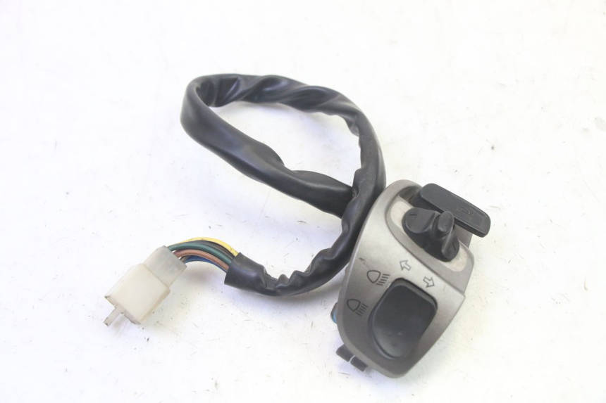 photo de CONMUTADOR DERECHA QUADRO 4 4D 350 (2015 - 2018) - Otra perspectiva