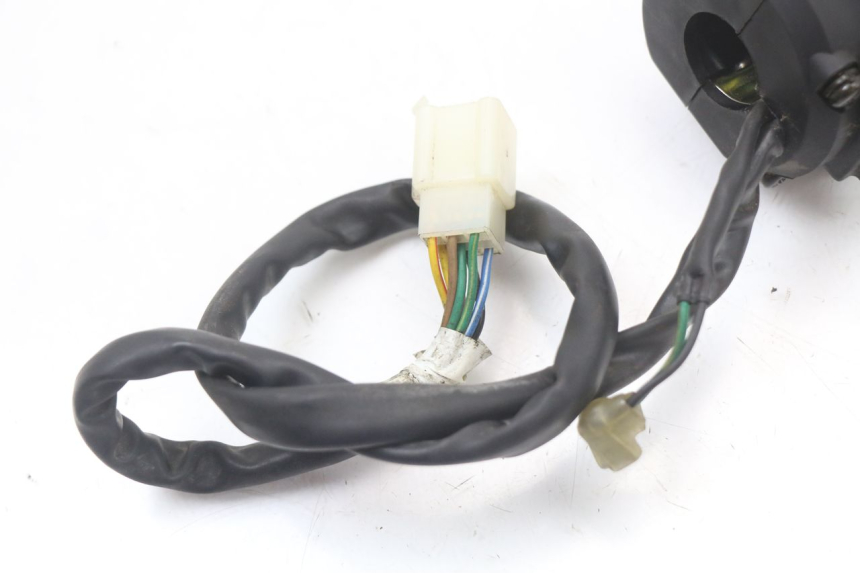 photo de CONMUTADOR DERECHA DAELIM A-FOUR 2T 50 (2005 - 2012) - Detalles de los puntos de fijación