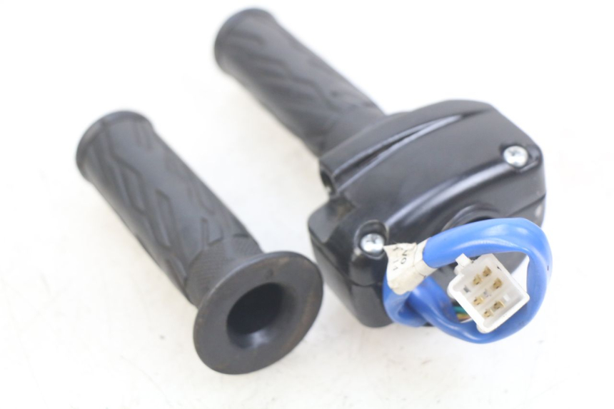 photo de INTERRUPTOR DERECHO KYMCO AGILITY 16+ 4T 50 (2018 - 2023) - Zoom estado de uso