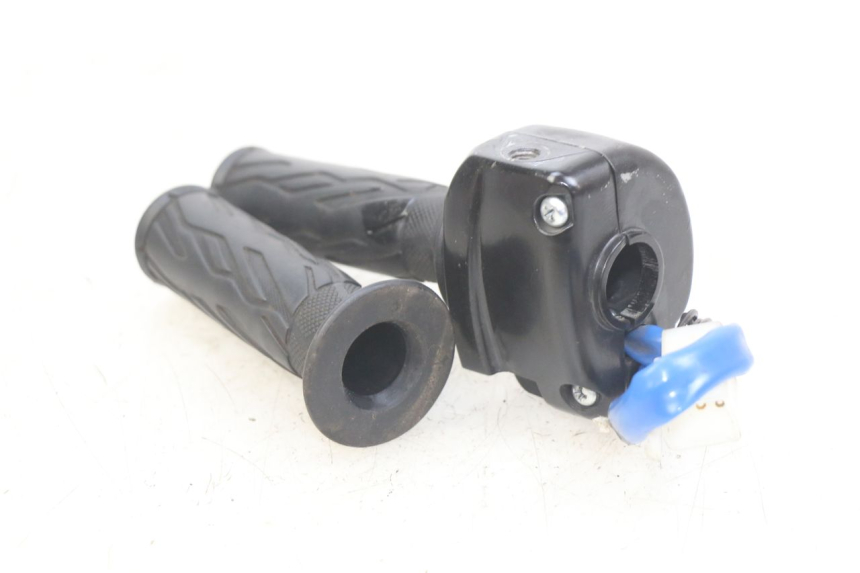 photo de INTERRUPTOR DERECHO KYMCO AGILITY 16+ 4T 50 (2018 - 2023) - Otra perspectiva