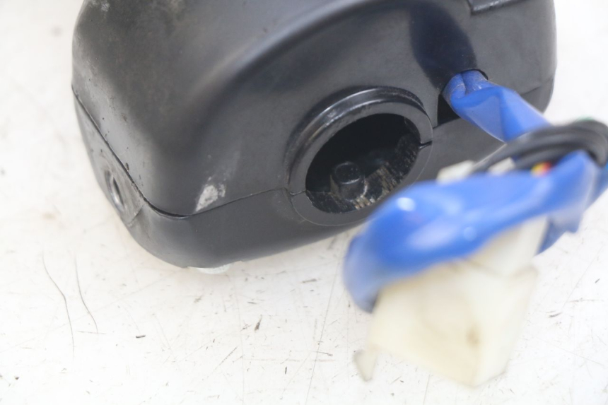 photo de INTERRUPTOR DERECHO KYMCO AGILITY 16+ 4T 50 (2018 - 2023) - Otra perspectiva