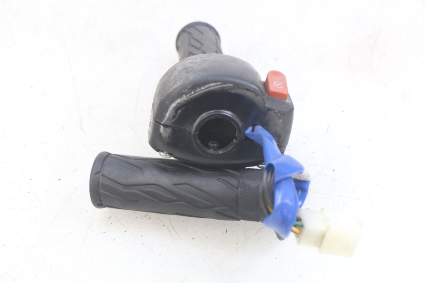 photo de INTERRUPTOR DERECHO KYMCO AGILITY 16+ 4T 50 (2018 - 2023) - Zoom estado de uso