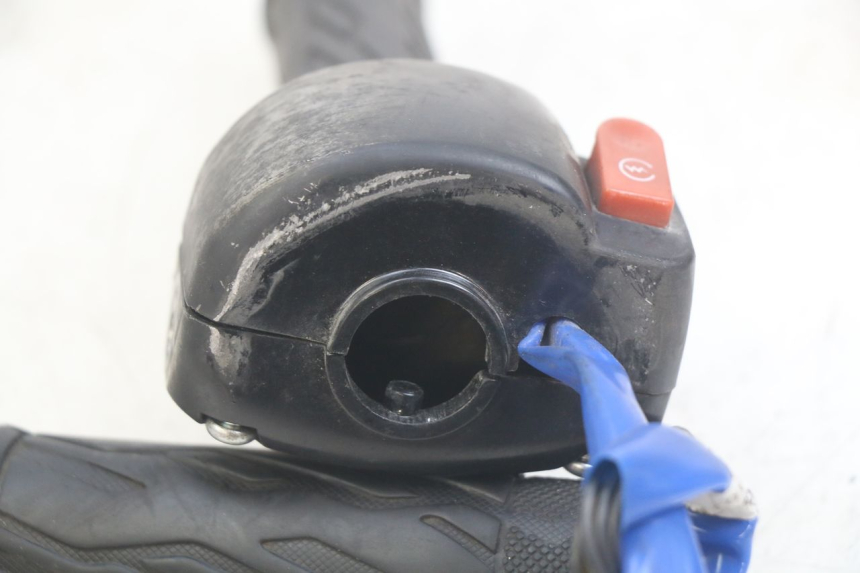 photo de INTERRUPTOR DERECHO KYMCO AGILITY 16+ 4T 50 (2018 - 2023) - Otra perspectiva