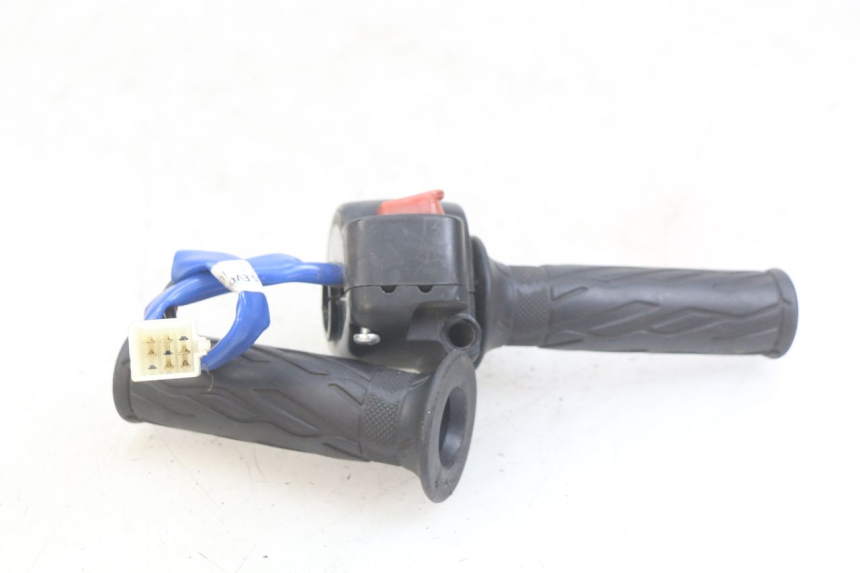 photo de INTERRUPTOR DERECHO KYMCO AGILITY 16+ 4T 50 (2018 - 2023) - Primer plano técnico