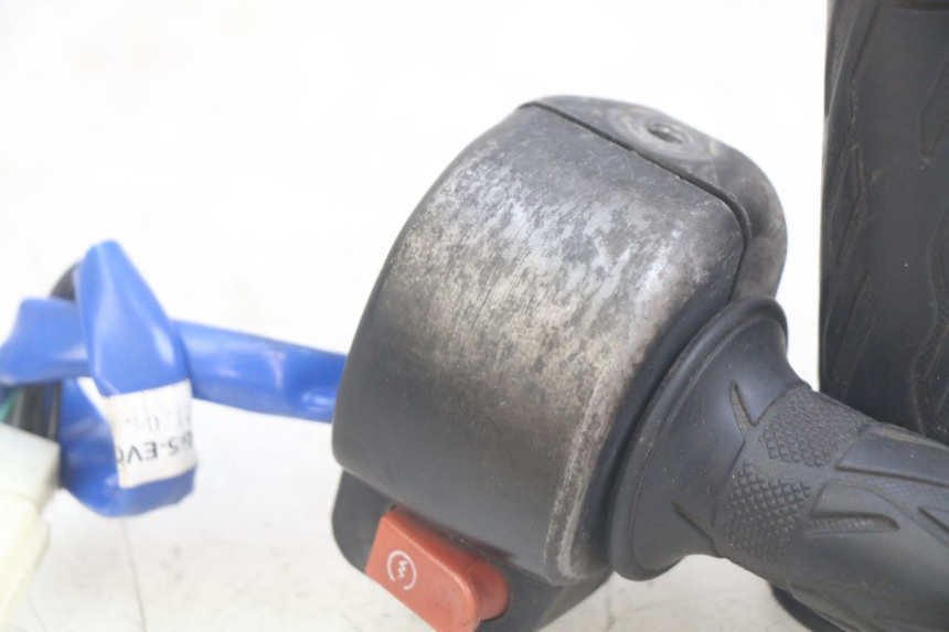 photo de INTERRUPTOR DERECHO KYMCO AGILITY 16+ 4T 50 (2018 - 2023) - Recambio usado revisado