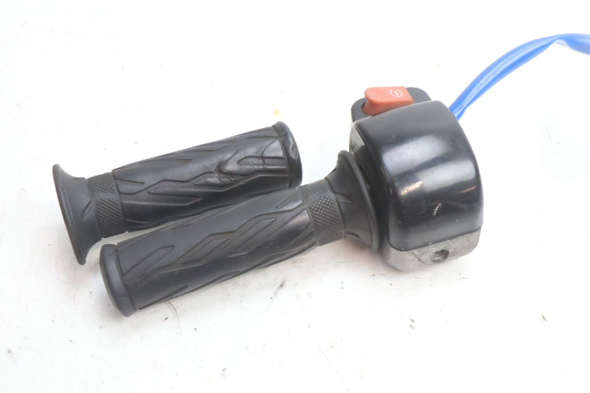 photo de INTERRUPTOR DERECHO KYMCO AGILITY 16+ 4T 50 (2018 - 2023) - Primer plano técnico
