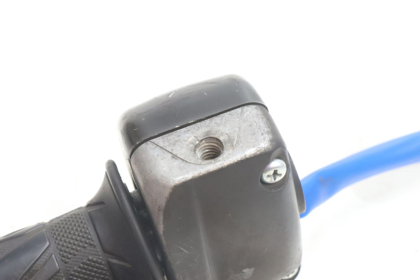 photo de INTERRUPTOR DERECHO KYMCO AGILITY 16+ 4T 50 (2018 - 2023) - Detalles de los puntos de fijación