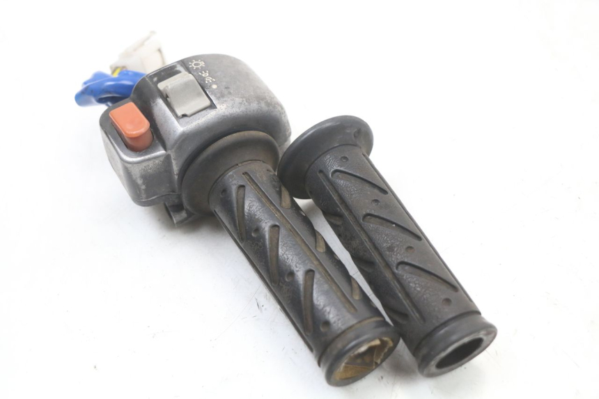 photo de INTERRUPTOR DERECHO KYMCO AGILITY 4T 50 (2005 - 2018) - Otra perspectiva