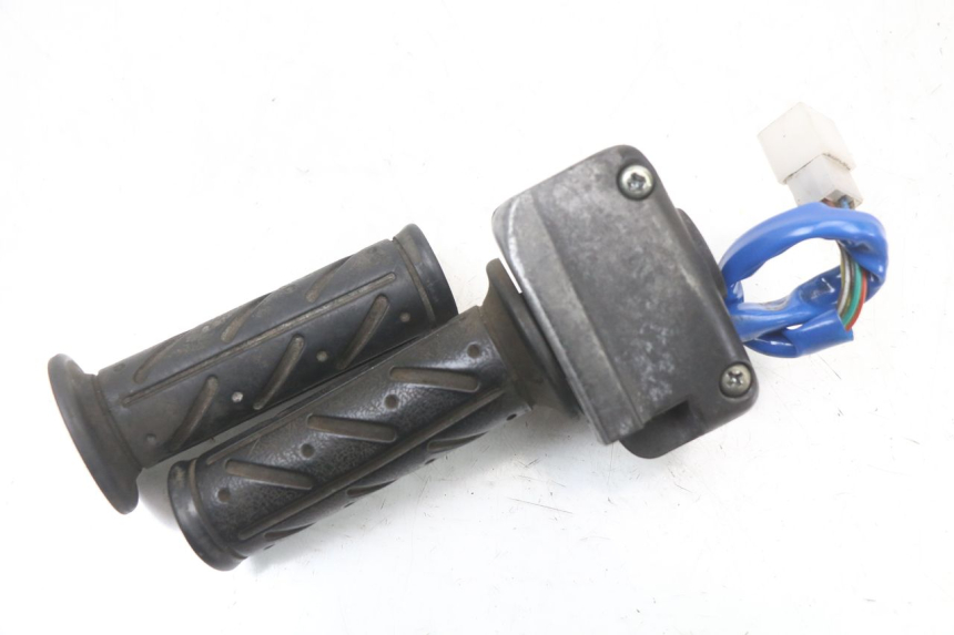 photo de INTERRUPTOR DERECHO KYMCO AGILITY 4T 50 (2005 - 2018) - Primer plano técnico